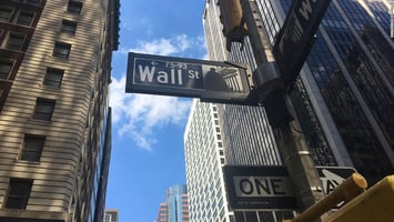 كيف أتداول الأسهم الأمريكية: شرح 2025