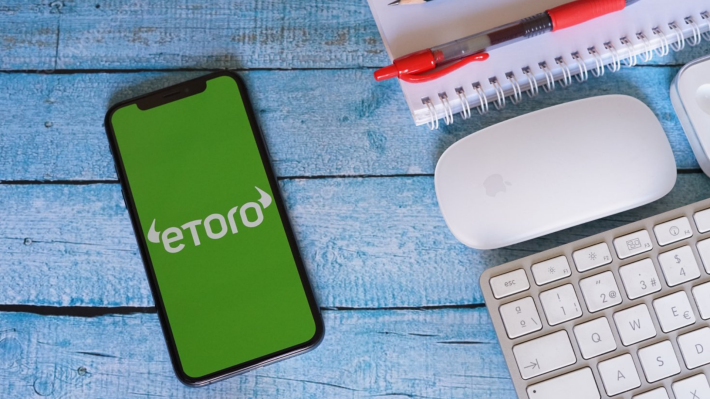 شركة eToro تعلن عن شراكتها مع Racing League